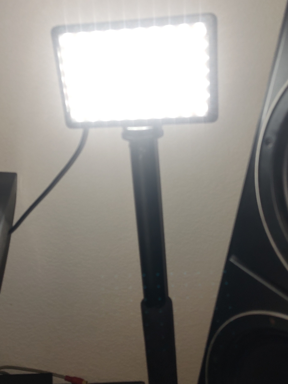 LED-Camera Video Light  Led With Extendable Monopod- Black